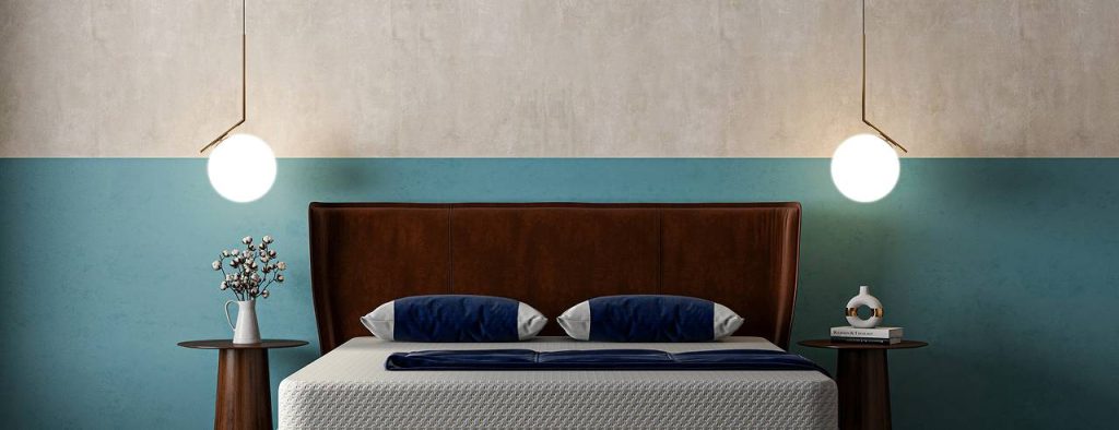 Lit moderne avec tête de lit en cuir, lampes suspendues et tables de chevet.